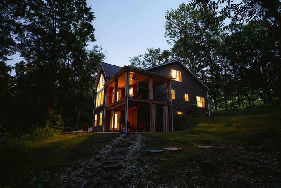 Modern 2 BD cabin with hot tub & Games & Central Loc Cabin in Perry Township