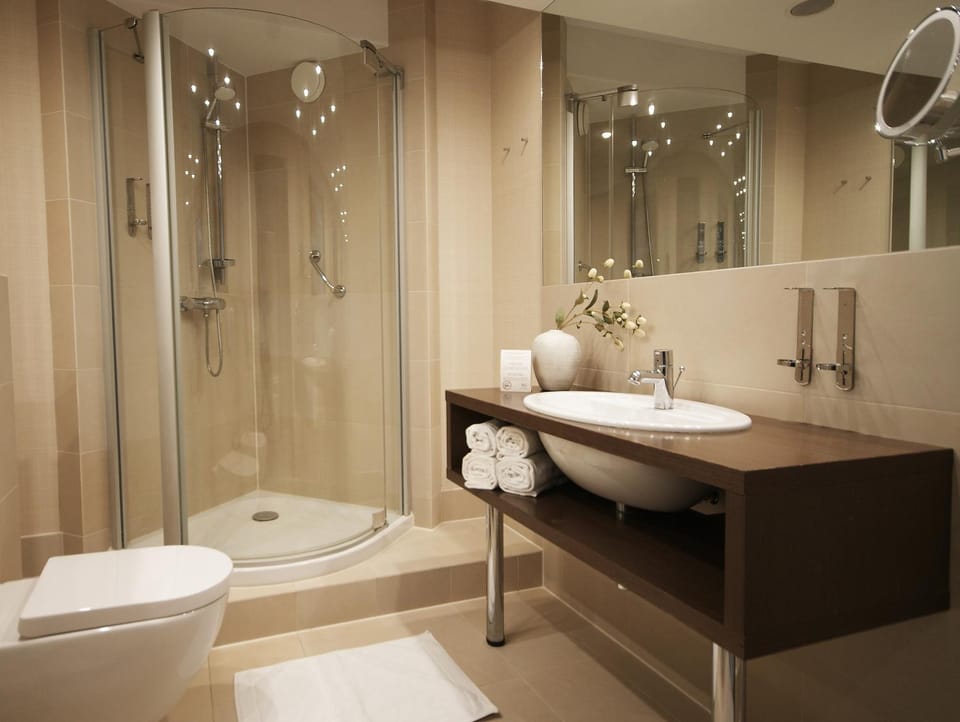 Shower, Toilet, Bathroom, towels