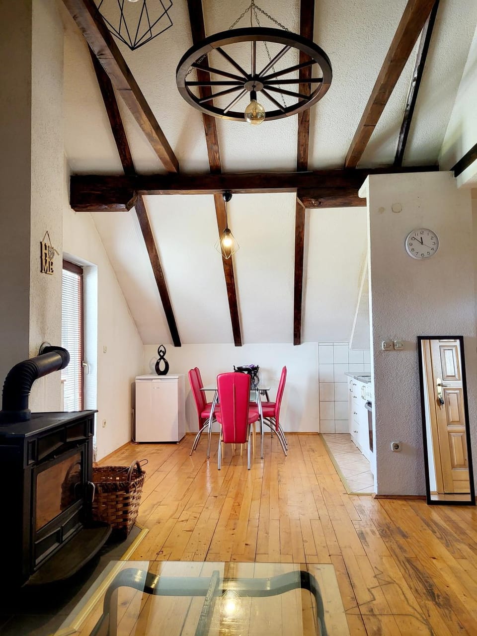 Kitchen or kitchenette, Dining area
