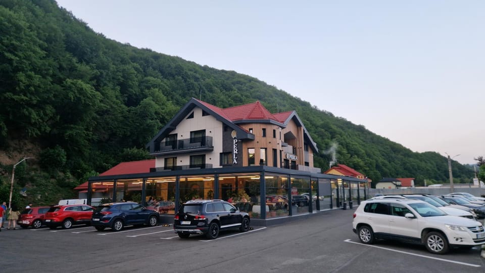 Pensiune Restaurant PERLA Bed and Breakfast in Cluj County