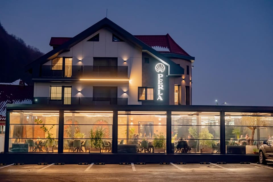 Pensiune Restaurant PERLA Bed and Breakfast in Cluj County