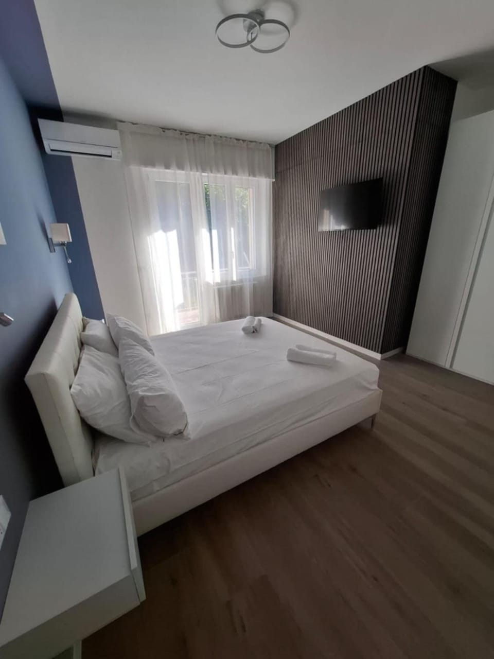 Bed, TV and multimedia, Bedroom, wardrobe, air conditioner