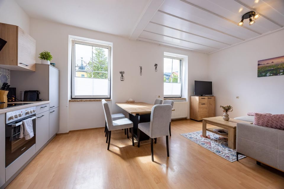 TV and multimedia, Kitchen or kitchenette, Living room, Seating area, Dining area