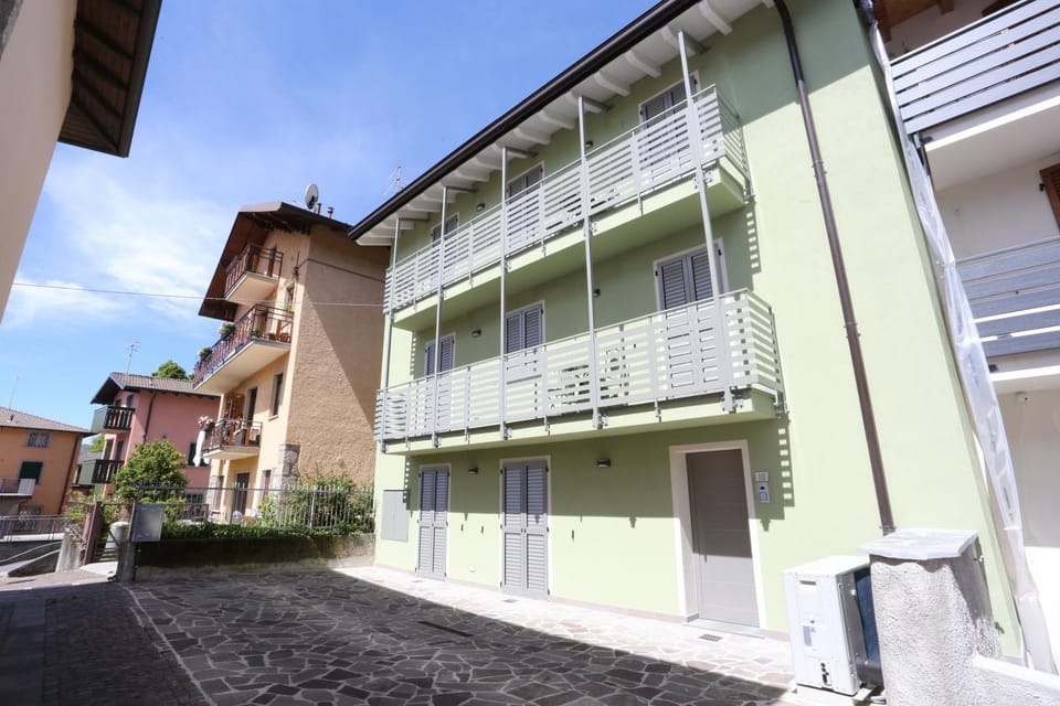 Neighbourhood, Street view