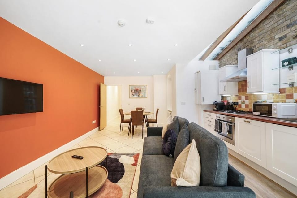 Stay & Explore Modern 2-Bed 2 Bath10 min Walk To Old Street Station Apartment in London Borough of Islington