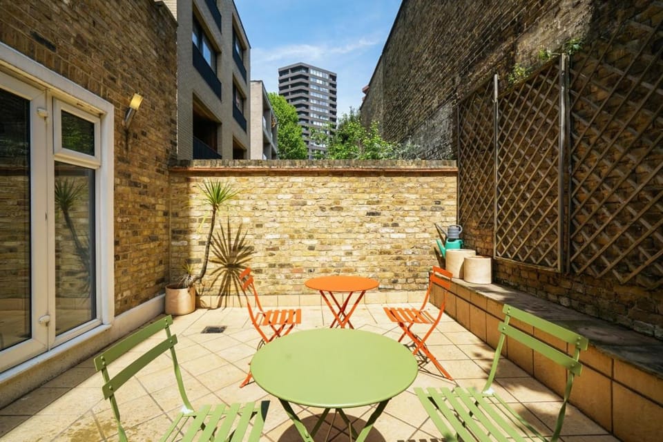 Stay & Explore Modern 2-Bed 2 Bath10 min Walk To Old Street Station Apartment in London Borough of Islington