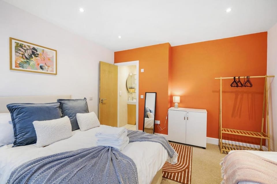Stay & Explore Modern 2-Bed 2 Bath10 min Walk To Old Street Station Apartment in London Borough of Islington