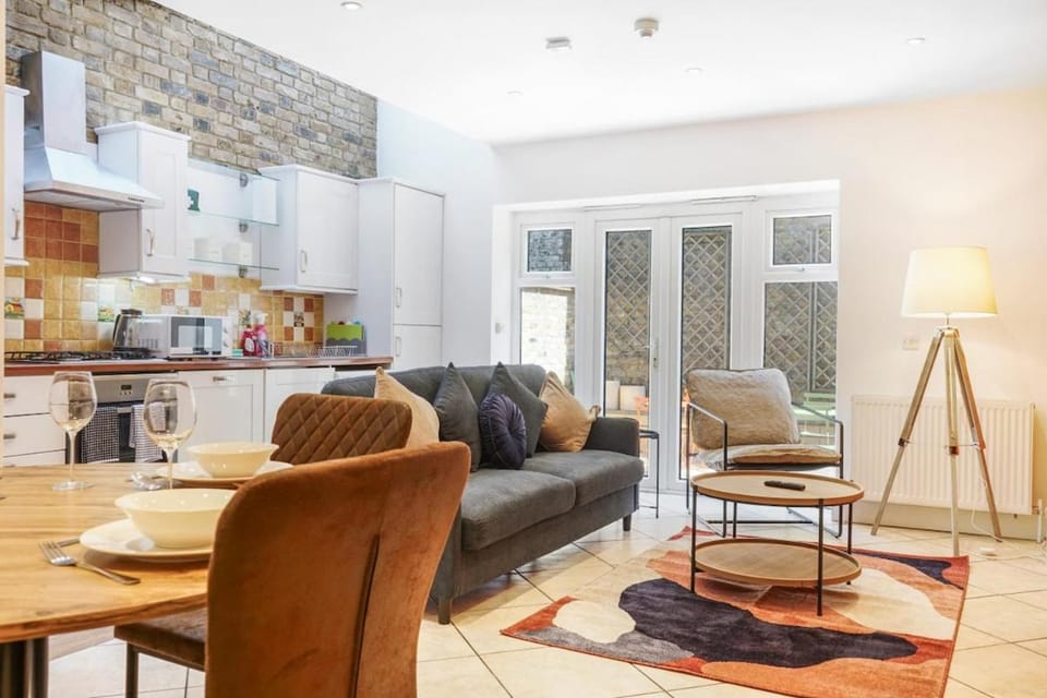Stay & Explore Modern 2-Bed 2 Bath10 min Walk To Old Street Station Apartment in London Borough of Islington