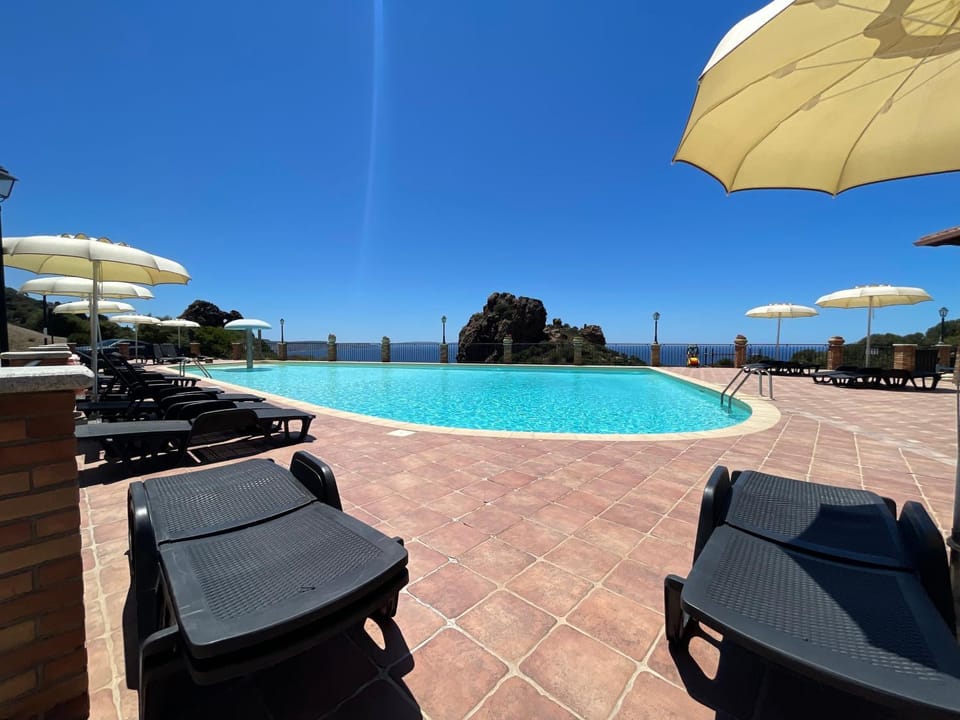 Pool view, Swimming pool, sunbed