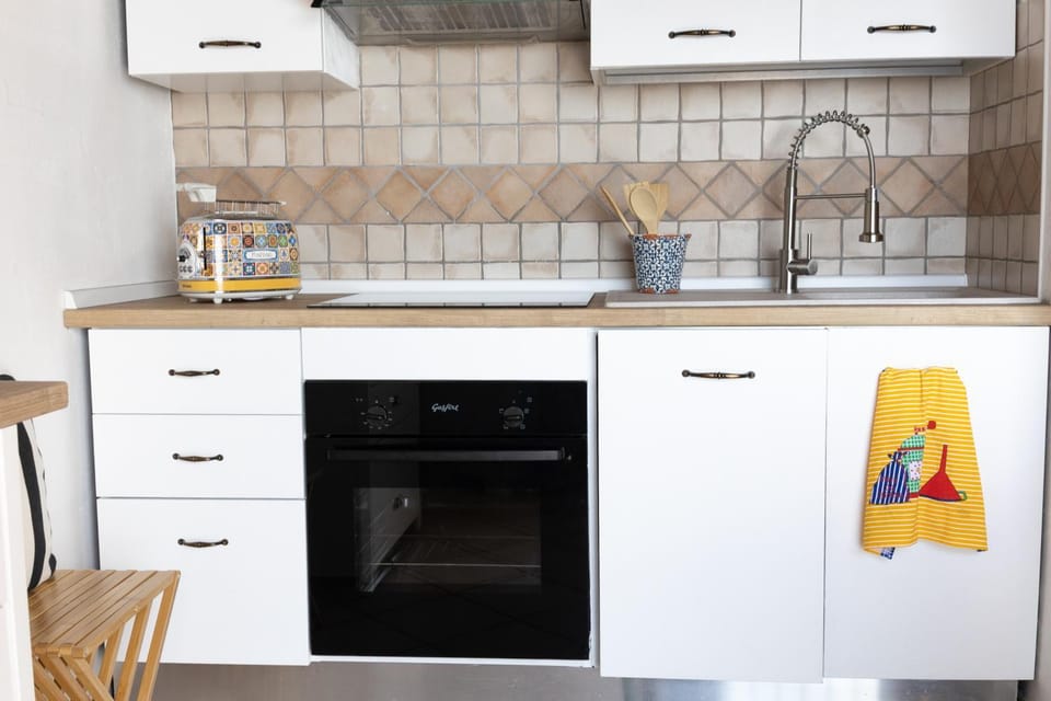 Kitchen or kitchenette, dishwasher, stove