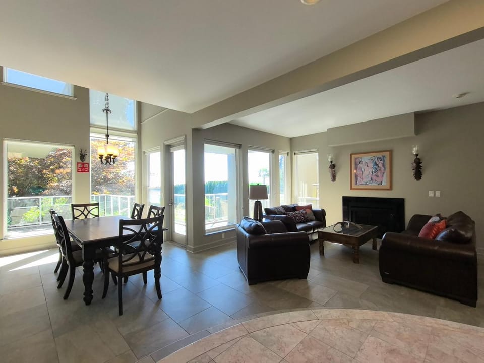Serene Retreat, Ocean&City Views, Close to Beach Villa in West Vancouver