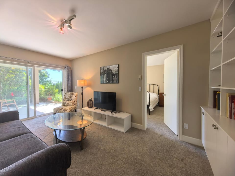 Serene Retreat, Ocean&City Views, Close to Beach Villa in West Vancouver