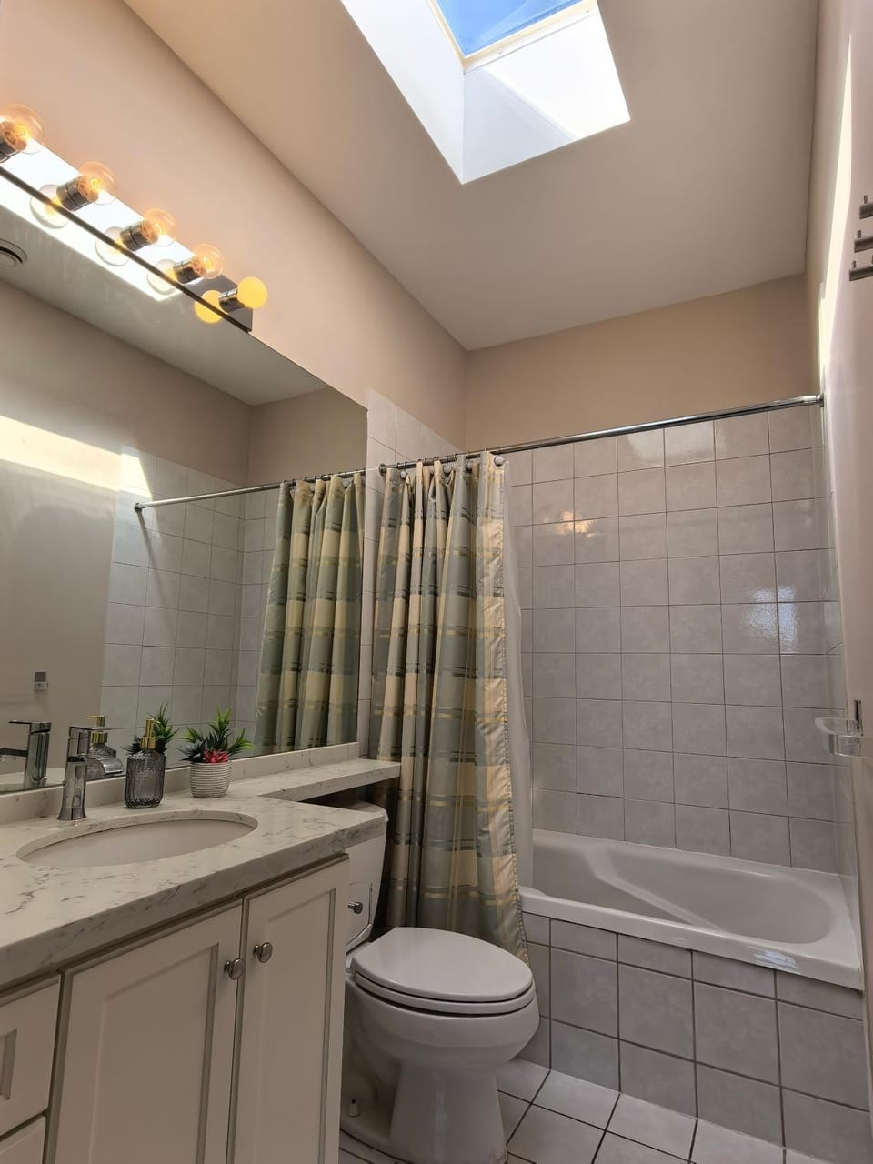 Serene Retreat, Ocean&City Views, Close to Beach Villa in West Vancouver