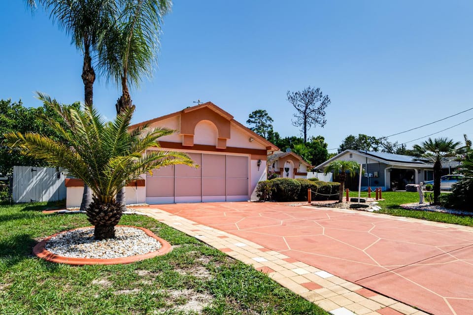 3 Mi to Weeki Wachee Springs SP: Poolside Oasis! House in Spring Hill