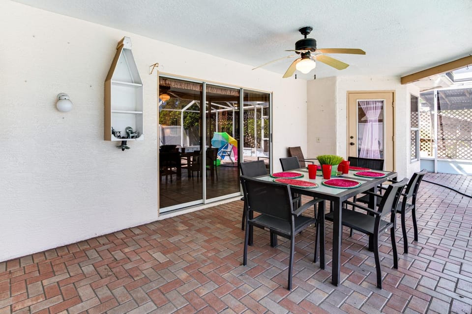 3 Mi to Weeki Wachee Springs SP: Poolside Oasis! House in Spring Hill