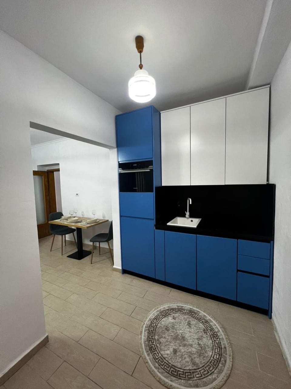 Kitchen or kitchenette, minibar, stove