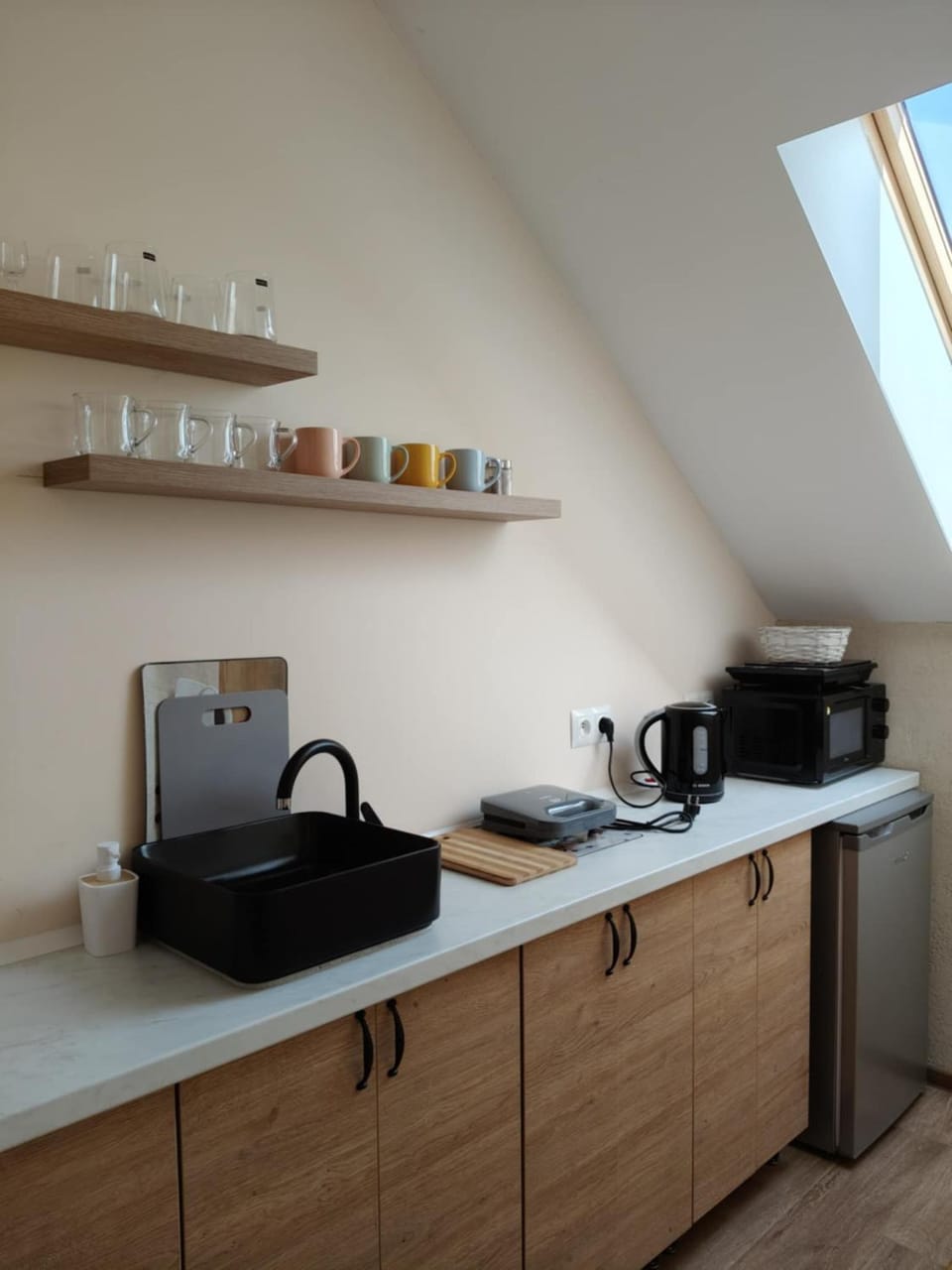 Kitchen or kitchenette, locker, microwave