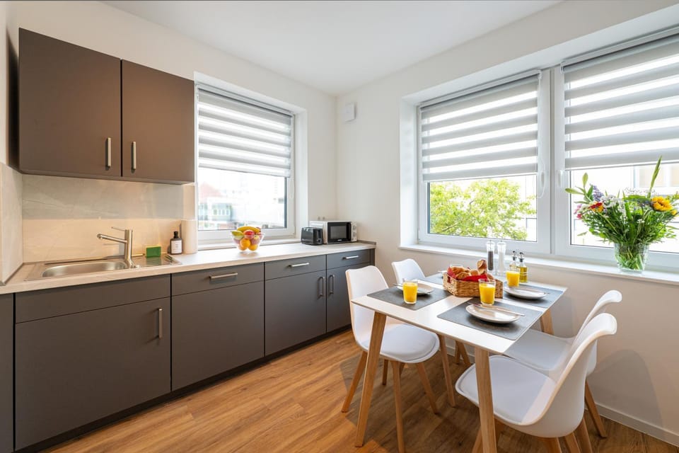 Coffee/tea facilities, View (from property/room), Kitchen or kitchenette, Seating area, Dining area, City view, dishwasher, heating, internet, internet, microwave, oven, soundproof, stove, toaster, kitchen