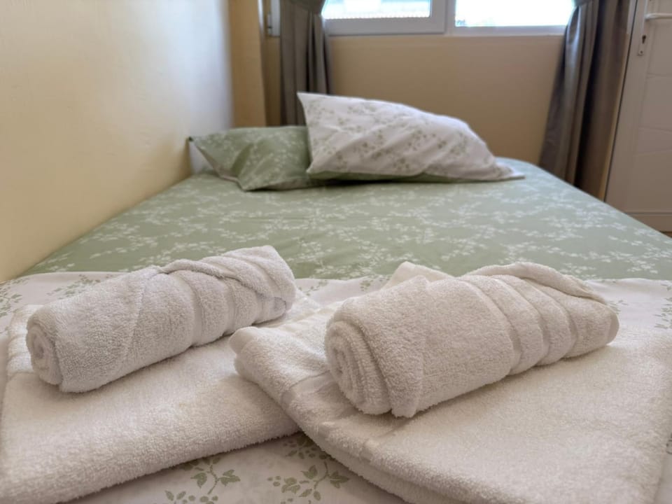 Bed, Bedroom, towels