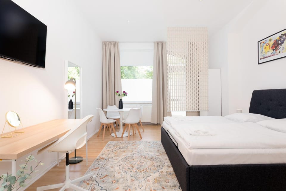 Bed, TV and multimedia, Photo of the whole room, Dining area