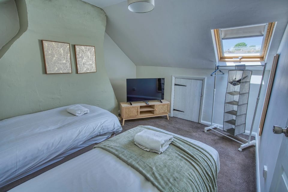 Bed, TV and multimedia, Bedroom, towels