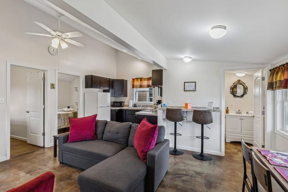 3 Charming Cottages on GOTL Strip - Sleeps 10 House in Geneva-on-the-Lake