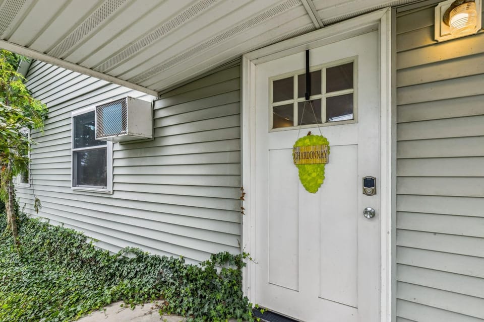 3 Charming Cottages on GOTL Strip - Sleeps 10 House in Geneva-on-the-Lake