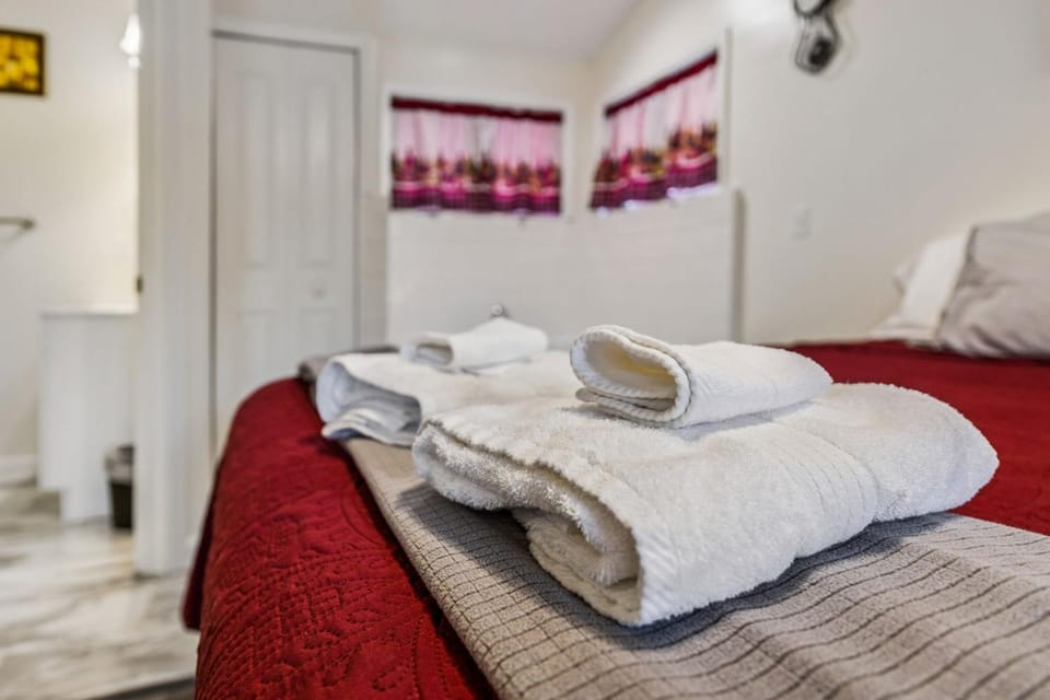 Merlot Cottage - GOTL Strip - Lover's Retreat Apartment in Geneva-on-the-Lake