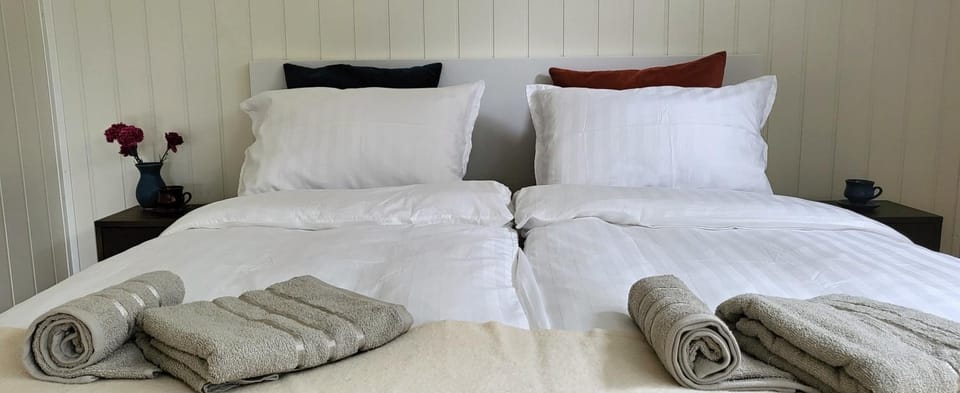 Bedroom, towels