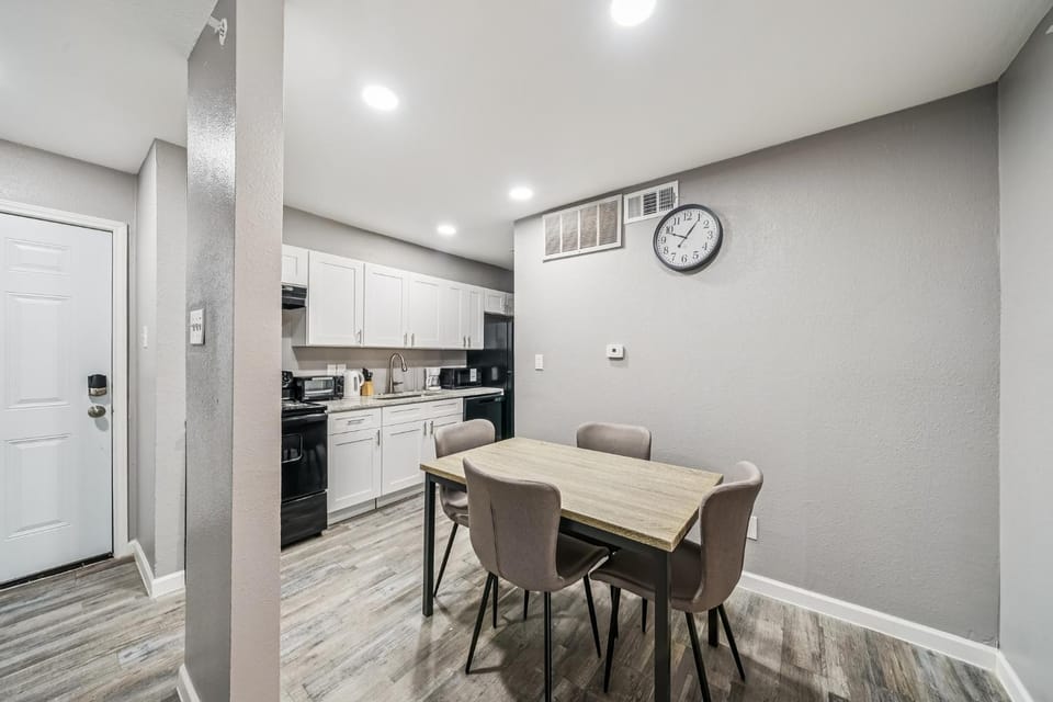 Convenient Midterm Housing Option Apartment in Richardson