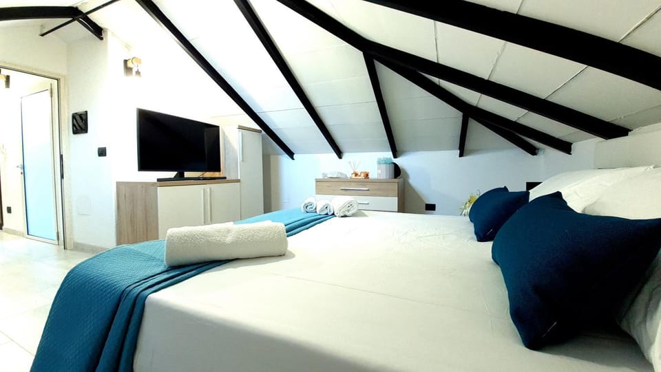 Bed, TV and multimedia, Photo of the whole room, Bedroom