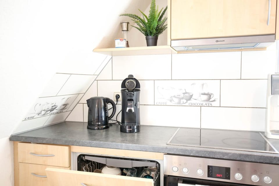 Coffee/tea facilities, Kitchen or kitchenette, stove