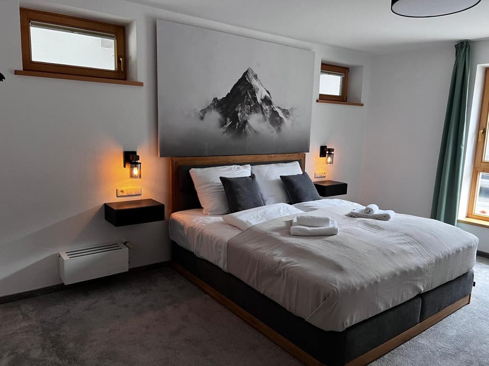 Bed, Photo of the whole room, Bedroom, towels