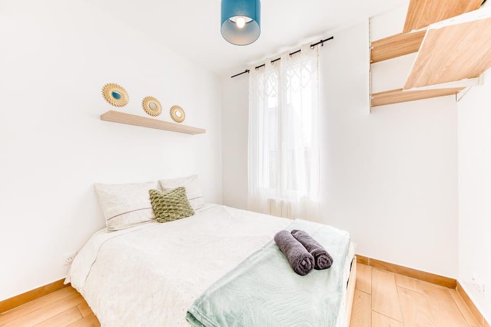 Photo of the whole room, Bedroom