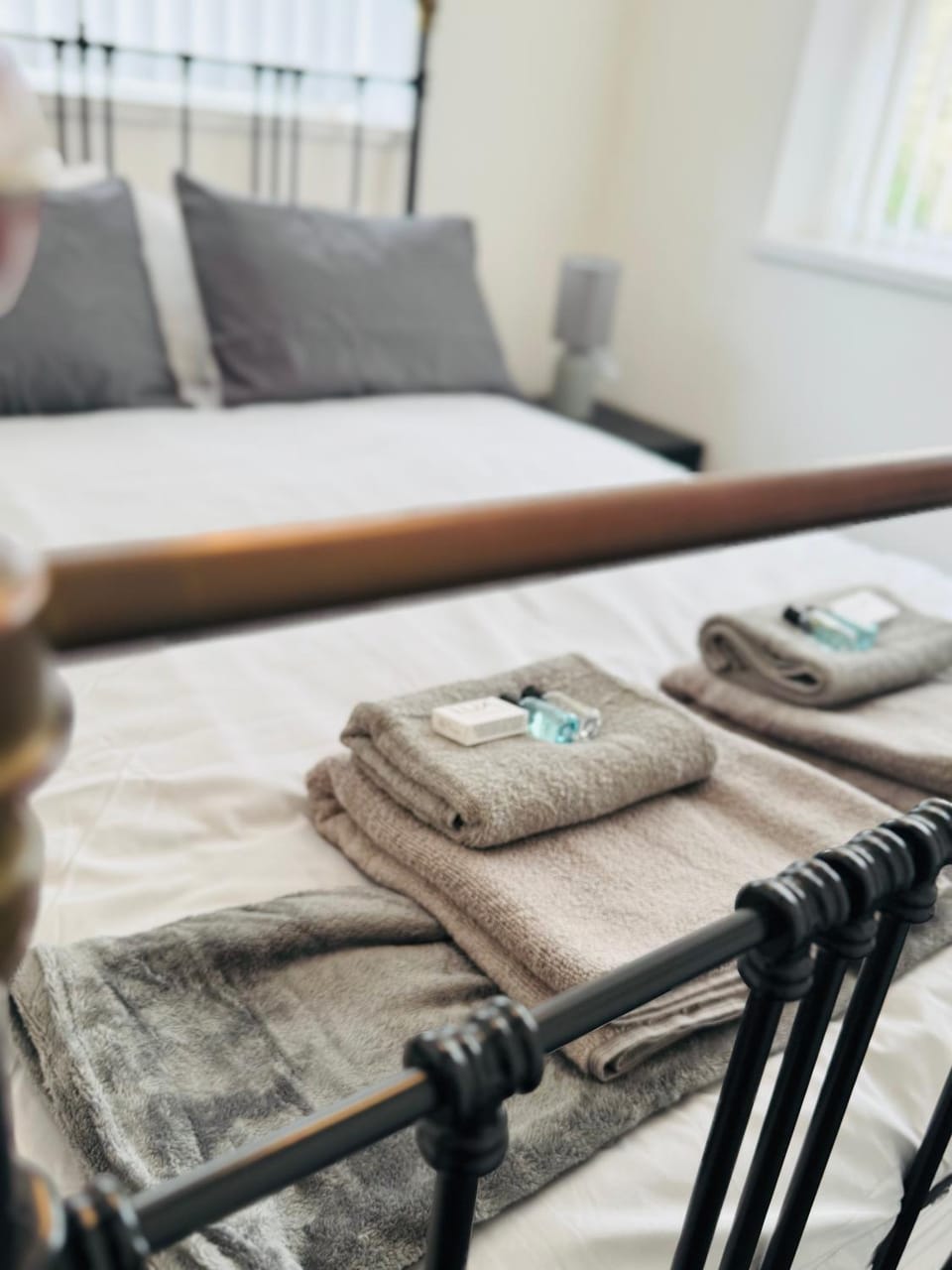 Bed, Bedroom, towels