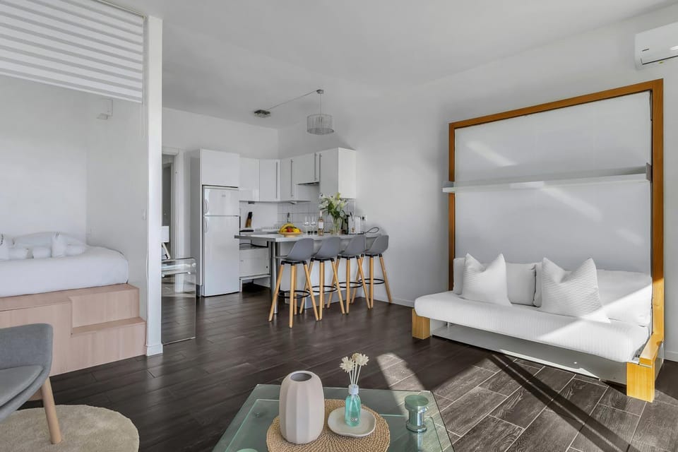 Bed, Living room, Photo of the whole room, Seating area, Bedroom