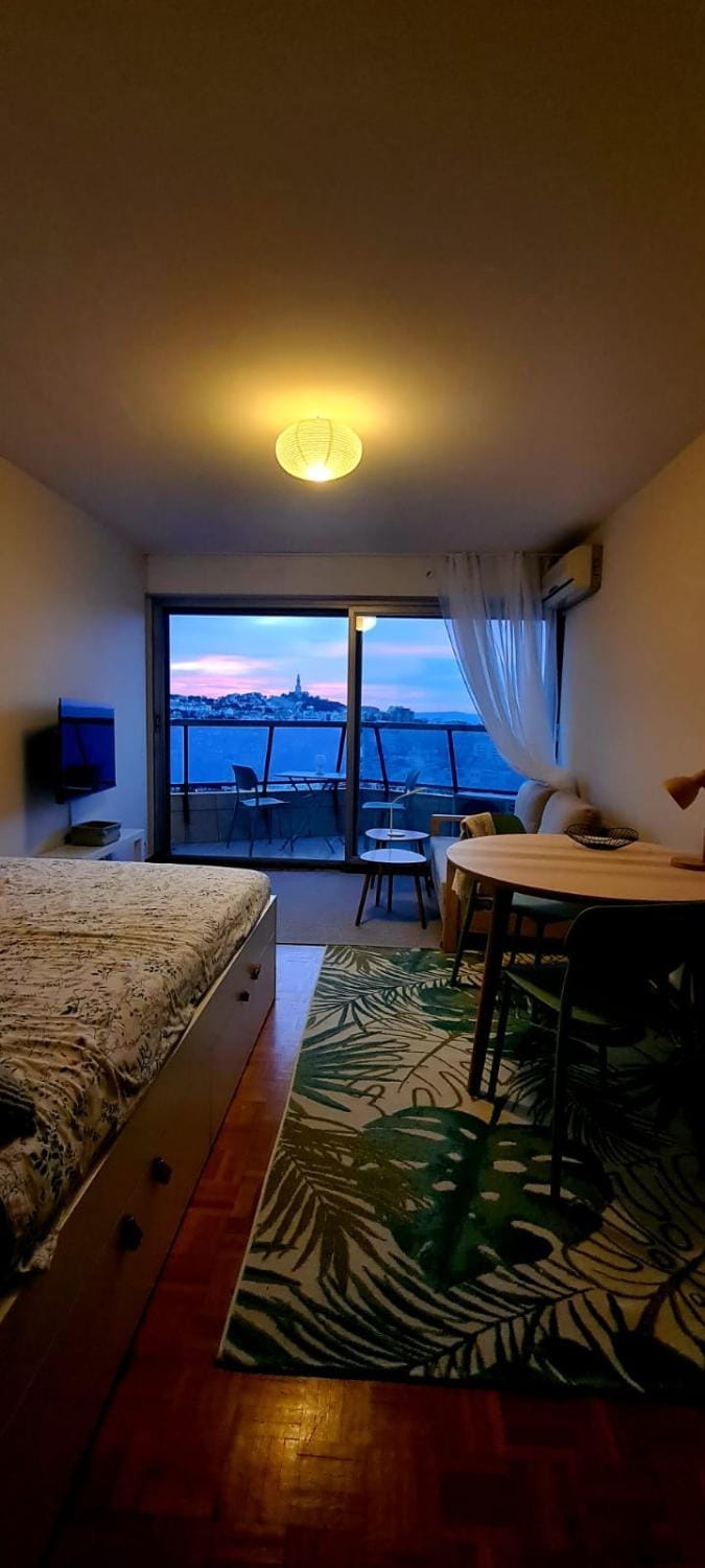 Communal lounge/ TV room, Bed, TV and multimedia, Living room, Photo of the whole room, Seating area, Dining area, Bedroom