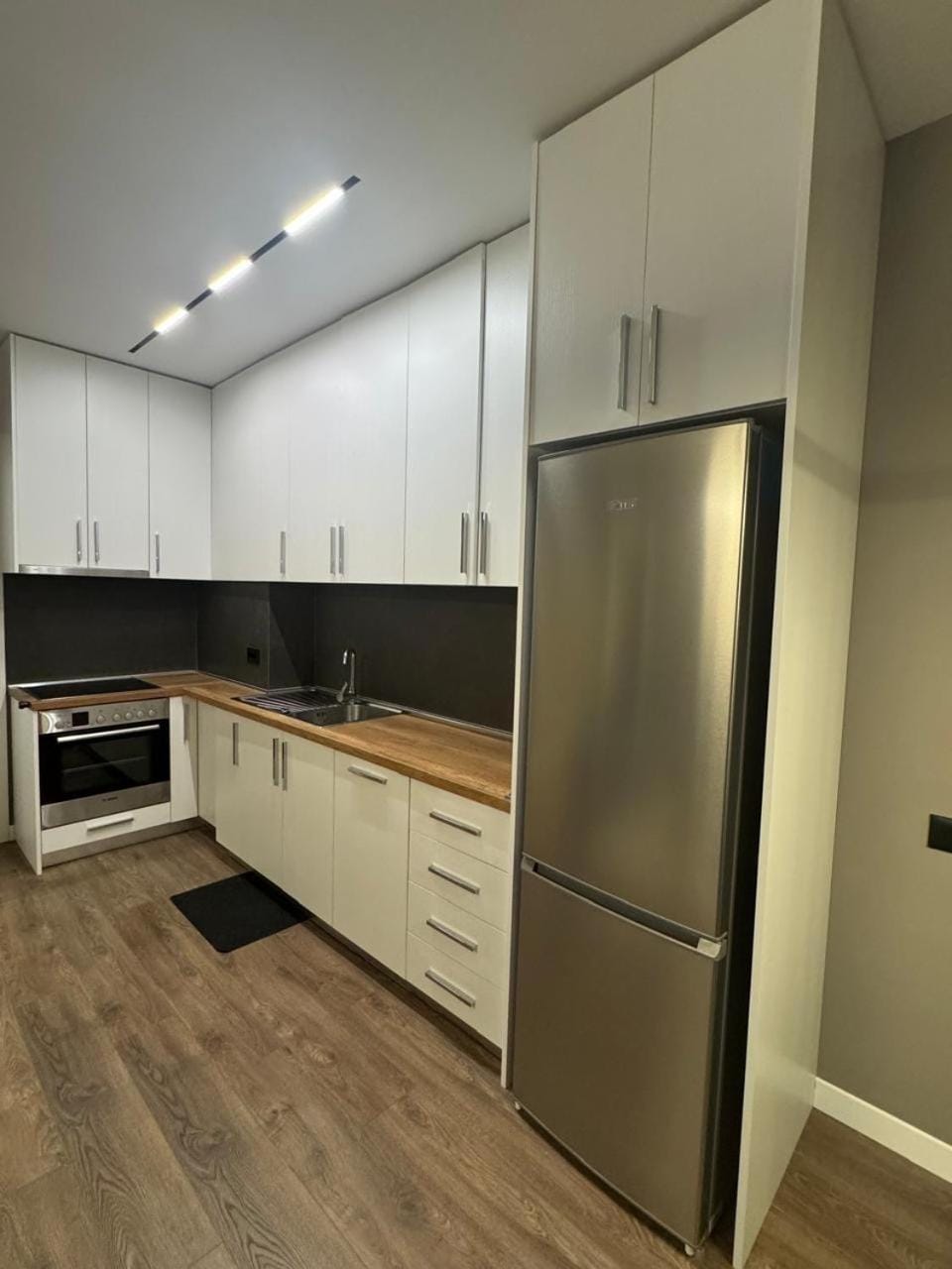 Kitchen or kitchenette, dishwasher, minibar, oven, stove