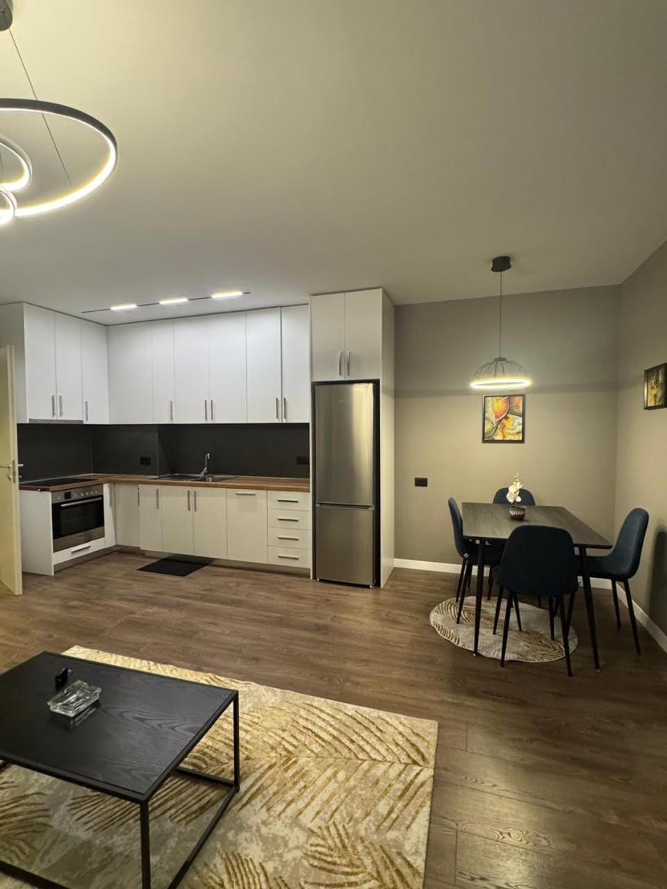 Kitchen or kitchenette, Dining area, minibar, oven, stove
