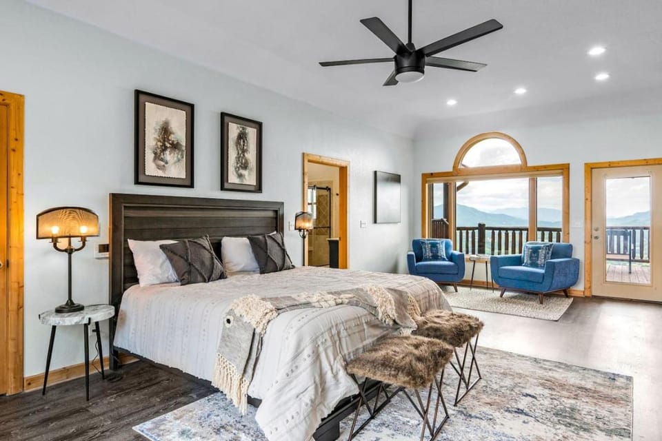 Blue Skies 7BR Sleeps 20 Views Private Pool House in Sevier County