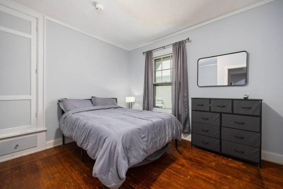 Queen Bed Retreat | Full Kitchen + Laundry Access House in Peoria