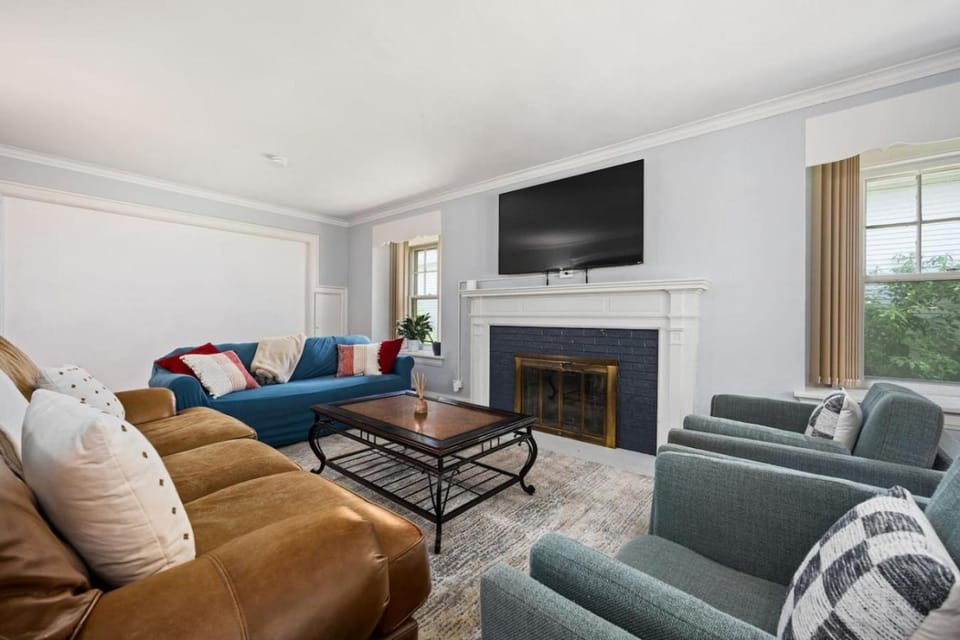 Comfortable Private Room | Shared Bath & Kitchen Apartment in Peoria