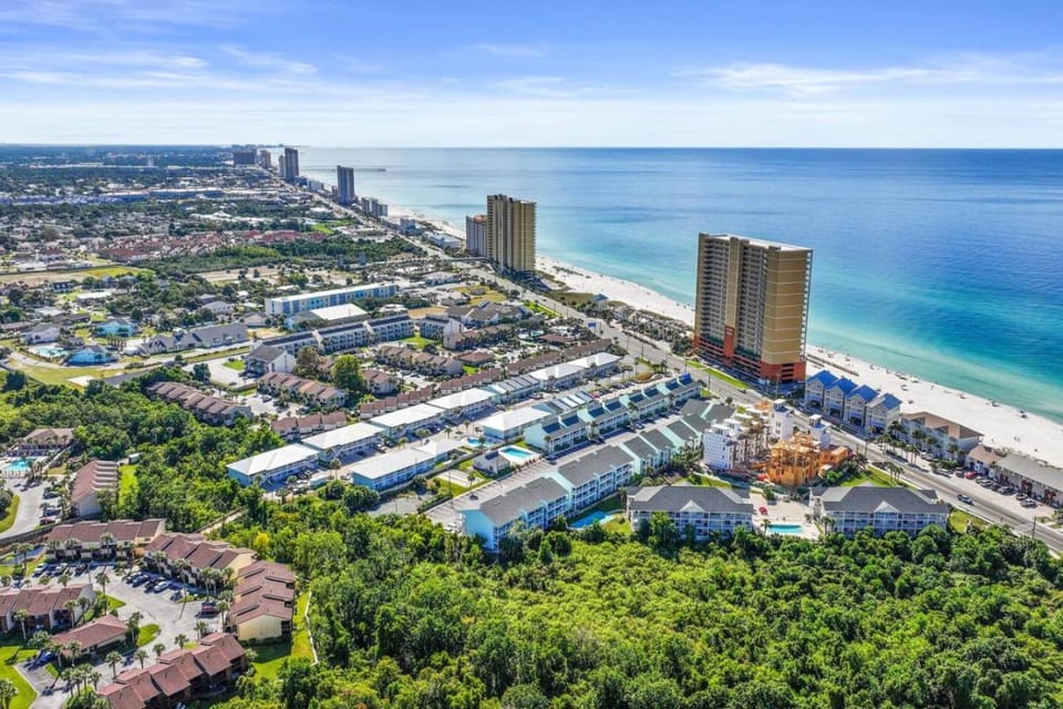 Property building, Nearby landmark, Natural landscape, Bird's eye view, Beach, Location
