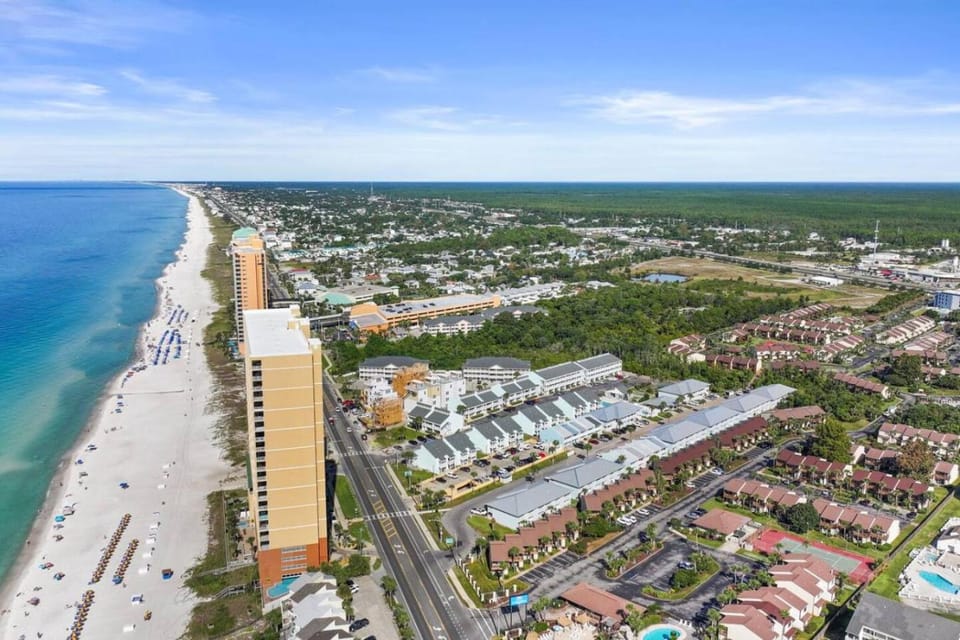 Property building, Nearby landmark, Neighbourhood, Natural landscape, Bird's eye view, Beach, Sea view, Street view, Location