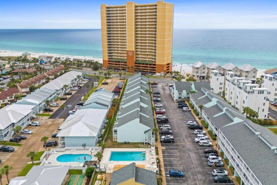 Natural landscape, Bird's eye view, Beach, City view, Pool view, Sea view, Street view, Swimming pool, Location, Parking