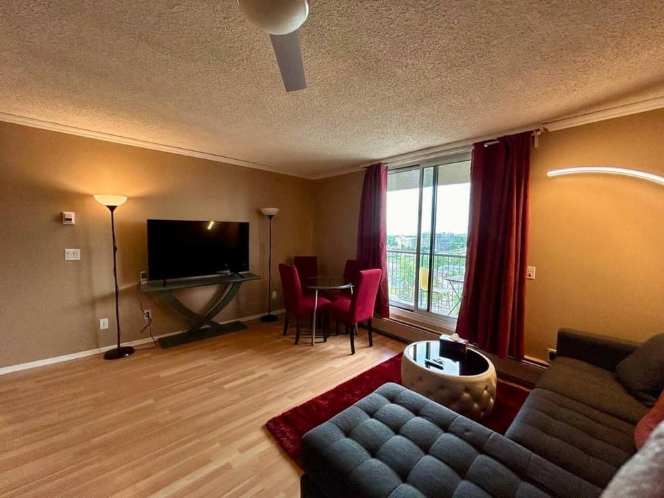 2-Storey Condo in The Fortress with Pool, Gym, WiFi, Parking Apartment in Calgary