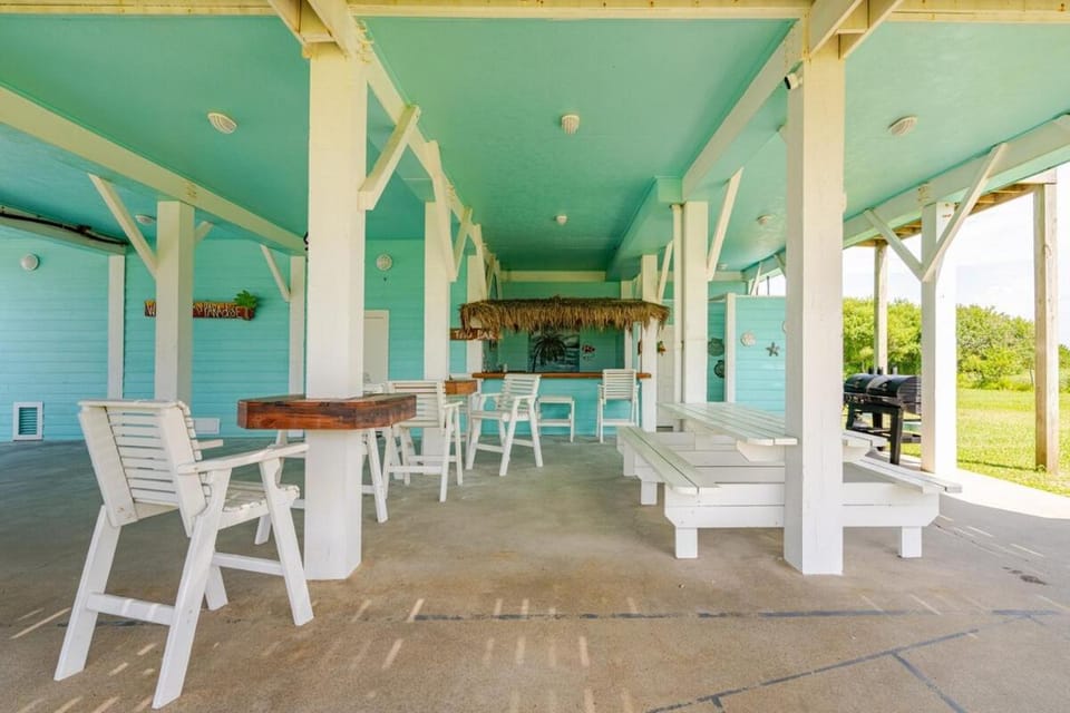 Views, 3 King Suites, 15 Guests House in Bolivar Peninsula