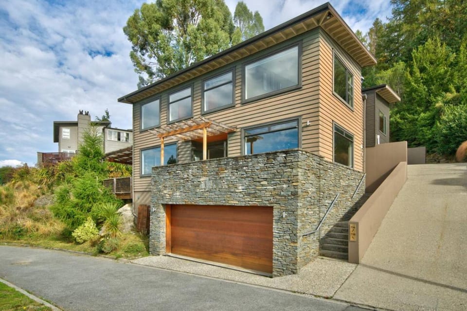 Lakeview Lodge Two with Stunning Views House in Queenstown