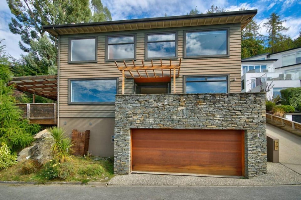 Lakeview Lodge Two with Stunning Views House in Queenstown