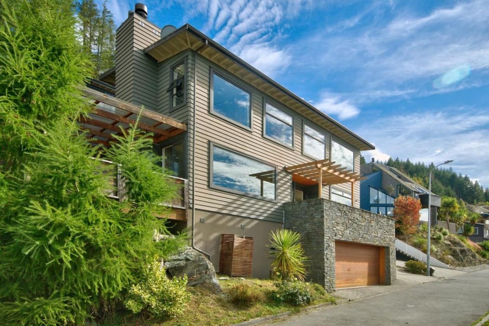 Lakeview Lodge Two with Stunning Views House in Queenstown